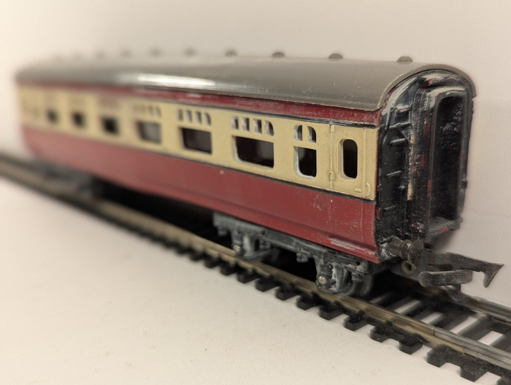 Tri-ang OO Gauge BR Mk1 Short Coach Passenger Coach M7071 BR Carmine and Cream