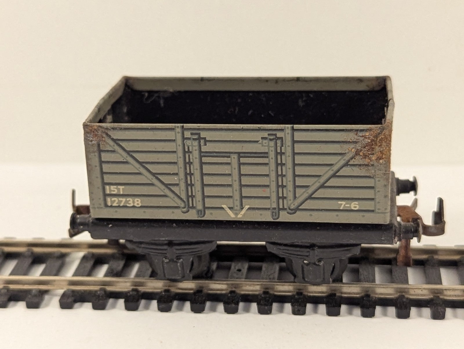 Trix Twin Railway 15 Ton High-Sided Plank Wagon OO Gauge - Chipped Decals
