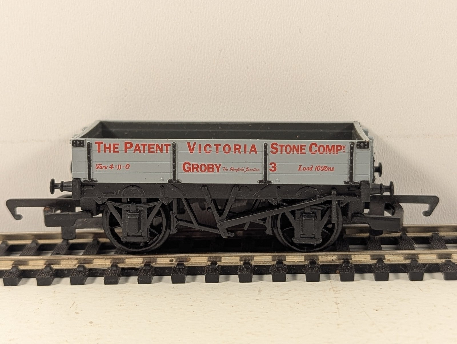 Hornby OO Gauge 5 Plank Wagon 'The Patent Victoria Stone Co. Groby' Goods Wagon