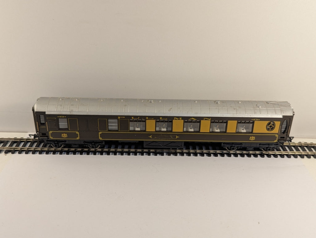 Hornby OO Gauge Pullman Brake Coach - Damaged Name Decals