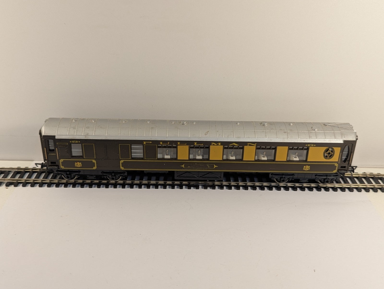 Hornby OO Gauge Pullman Brake Coach - Damaged Name Decals