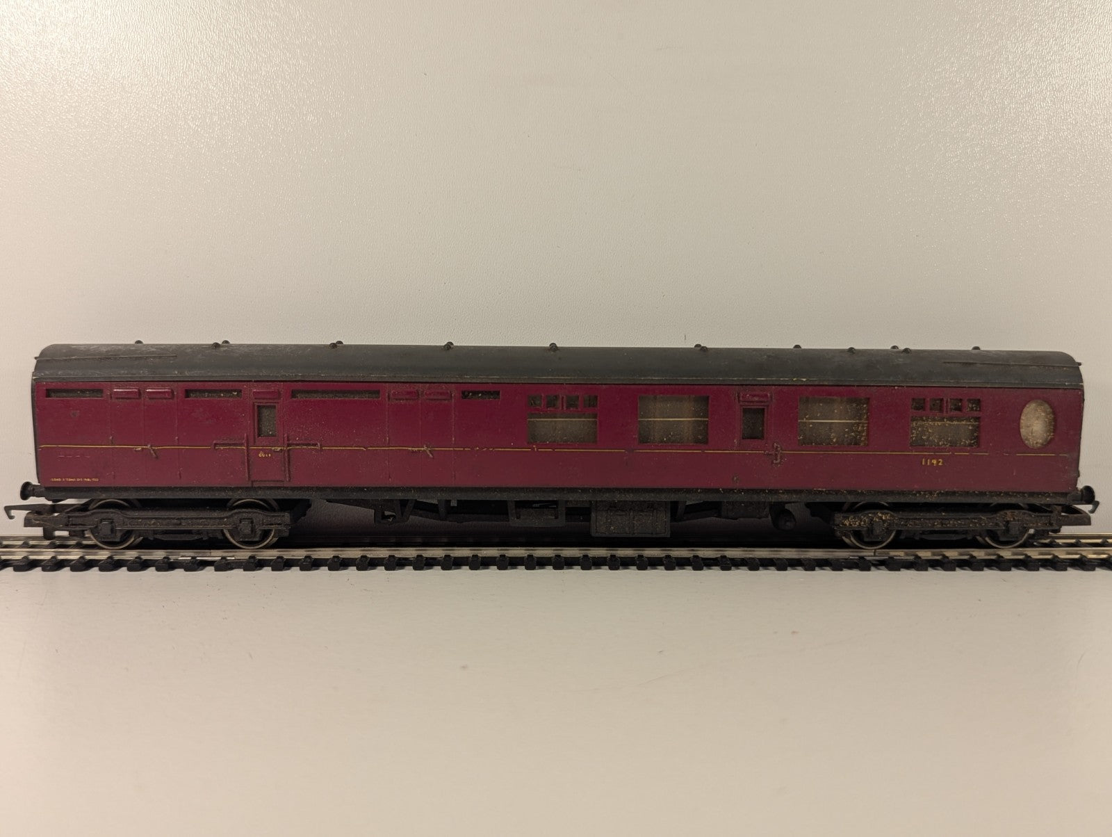 Hornby R387 OO Gauge Full Parcels Brake Coach BR Maroon