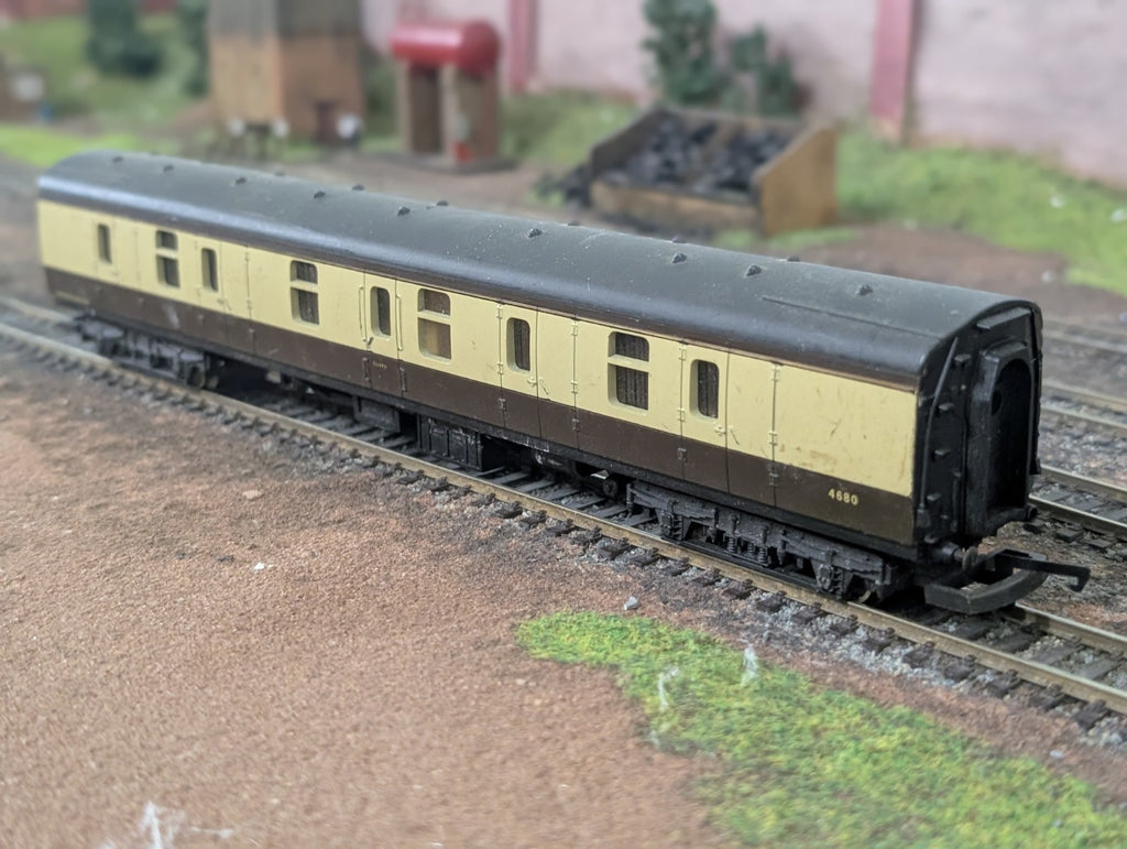 Lima L305345 Mk 1 BG Full Brake in BR chocolate & cream