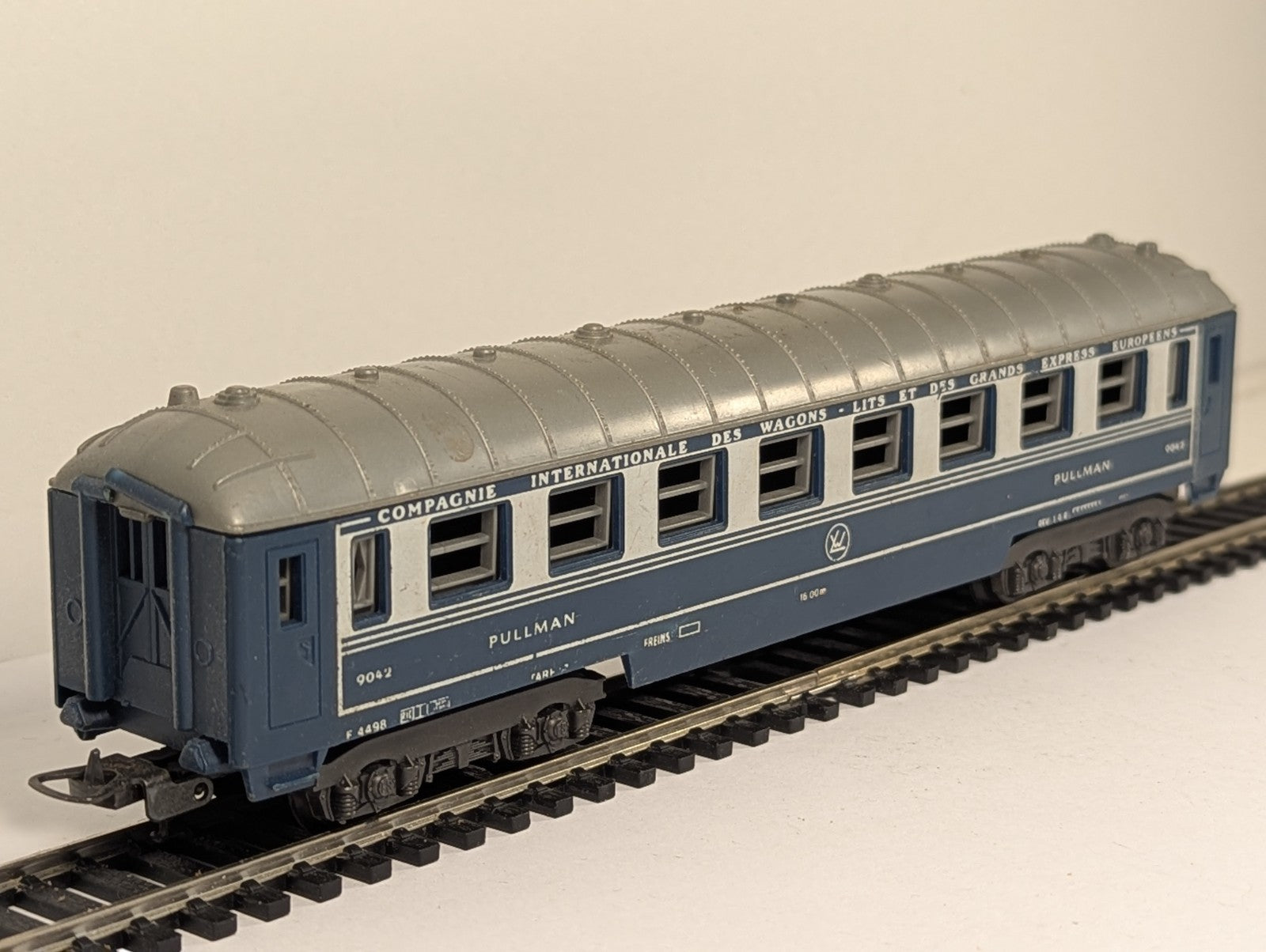 Lima AQ136 OO Gauge CIWL Pullman Coach
