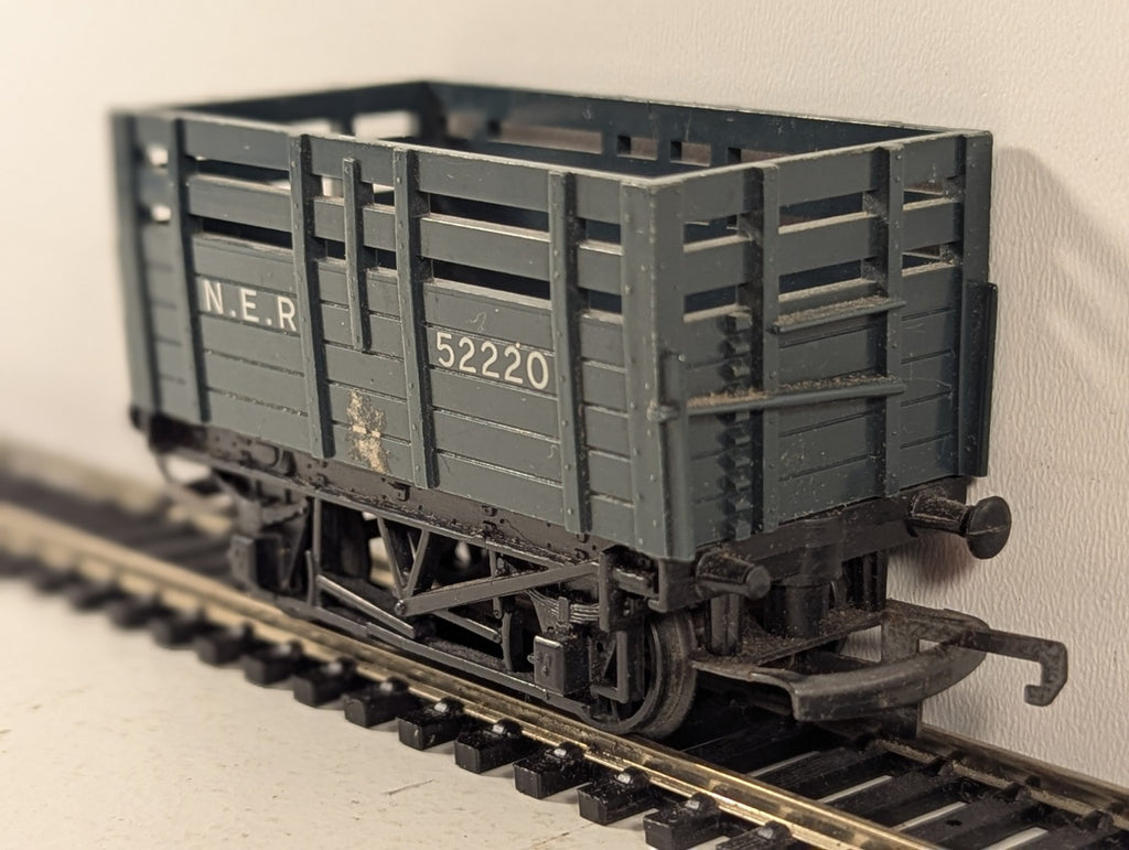 Tri-ang OO Gauge NER Cattle Wagon Rolling Stock 52220 NER Grey R112