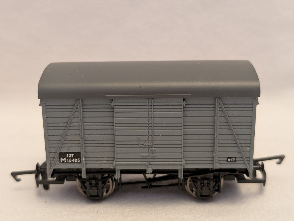 Hornby OO Gauge 12T Ventilated Van Goods Wagon M16485 BR Grey
