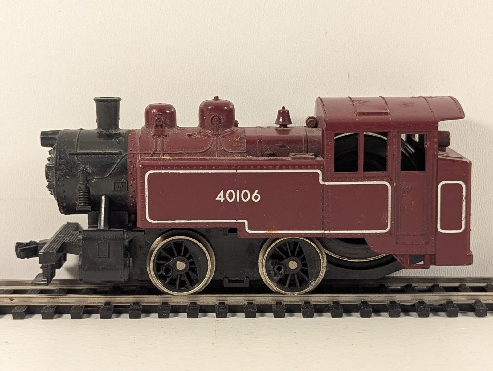 Lima HO Gauge USA 0-4-0 Tank Engine Red Non-Runner