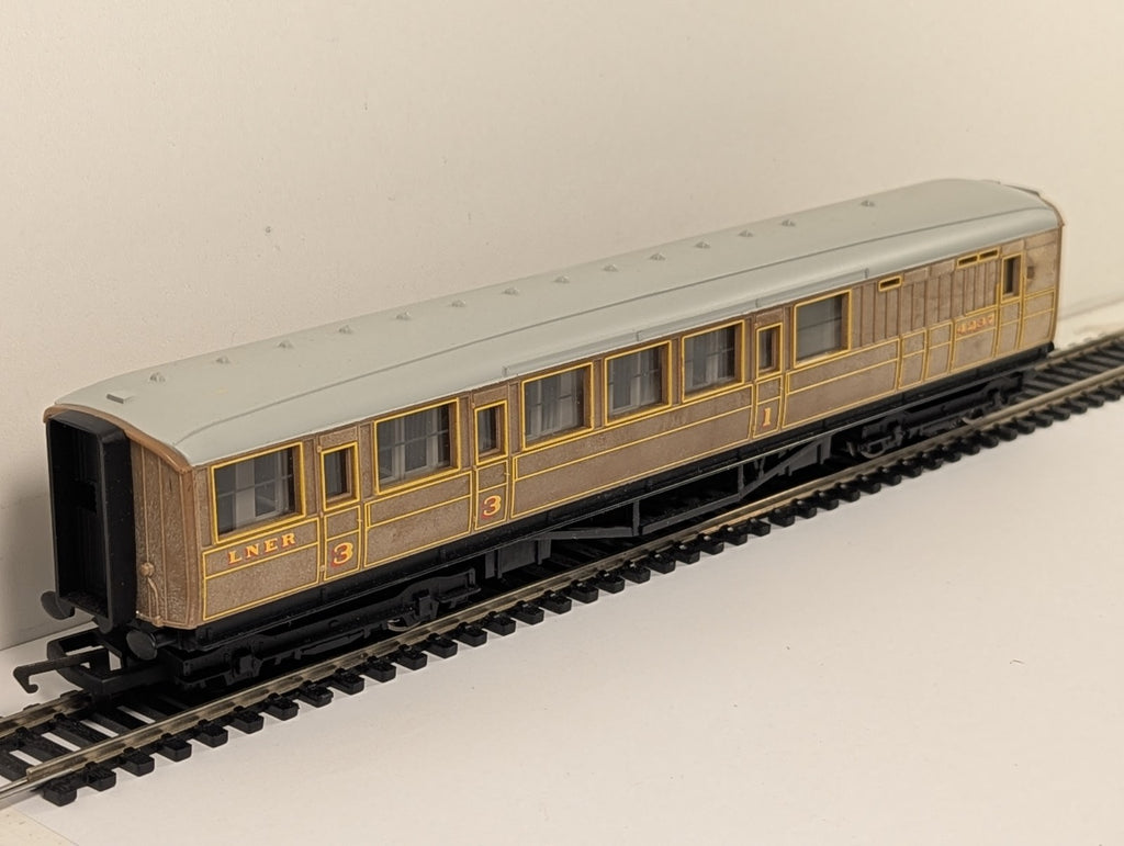 Hornby OO Gauge R4116 LNER Teak Non-Corridor Brake Composite Coach 4237