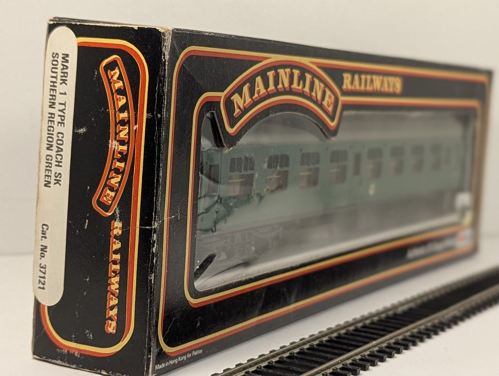 Mainline Railways OO Gauge Mark 1 SK Second Corridor Passenger Coach S25915