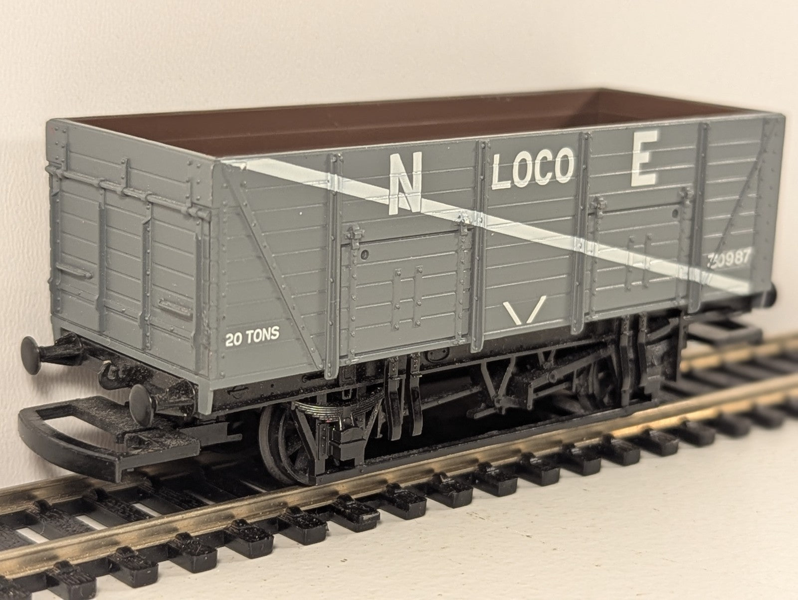 Mainline OO Gauge LNER Grey 7 Plank Wagon – Missing Buffer