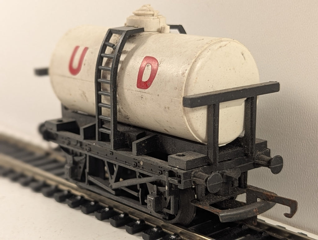 Hornby OO Gauge R080 United Dairies UD Milk Tank Wagon