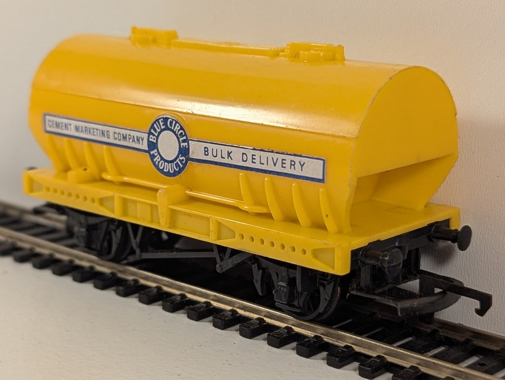 Hornby R564 / Tri-ang OO Gauge PCV Cemflo Cement Wagon – Blue Circle (Yellow)
