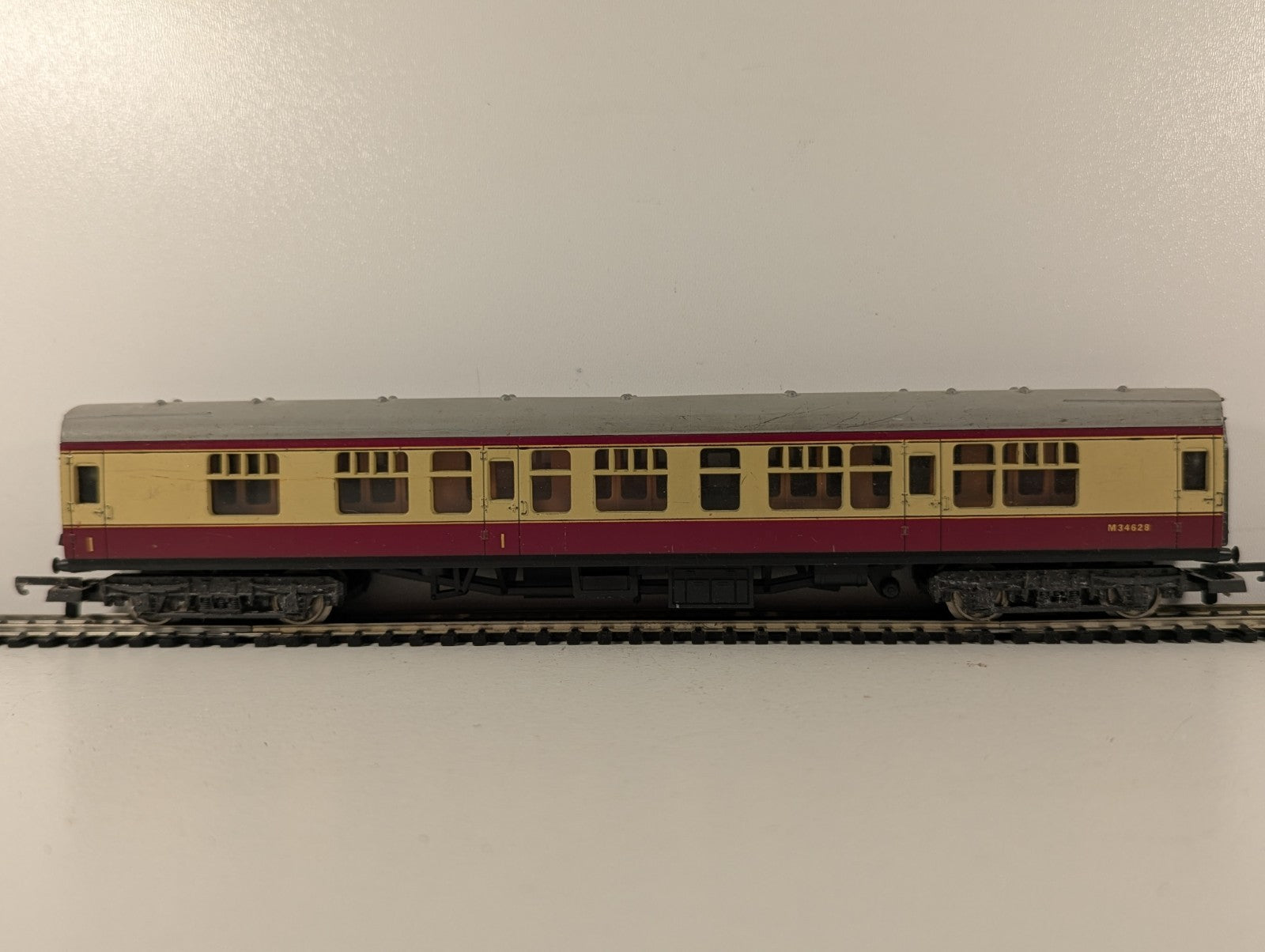 Lima OO Gauge BR Mk1 Corridor Composite Passenger Coach M34628