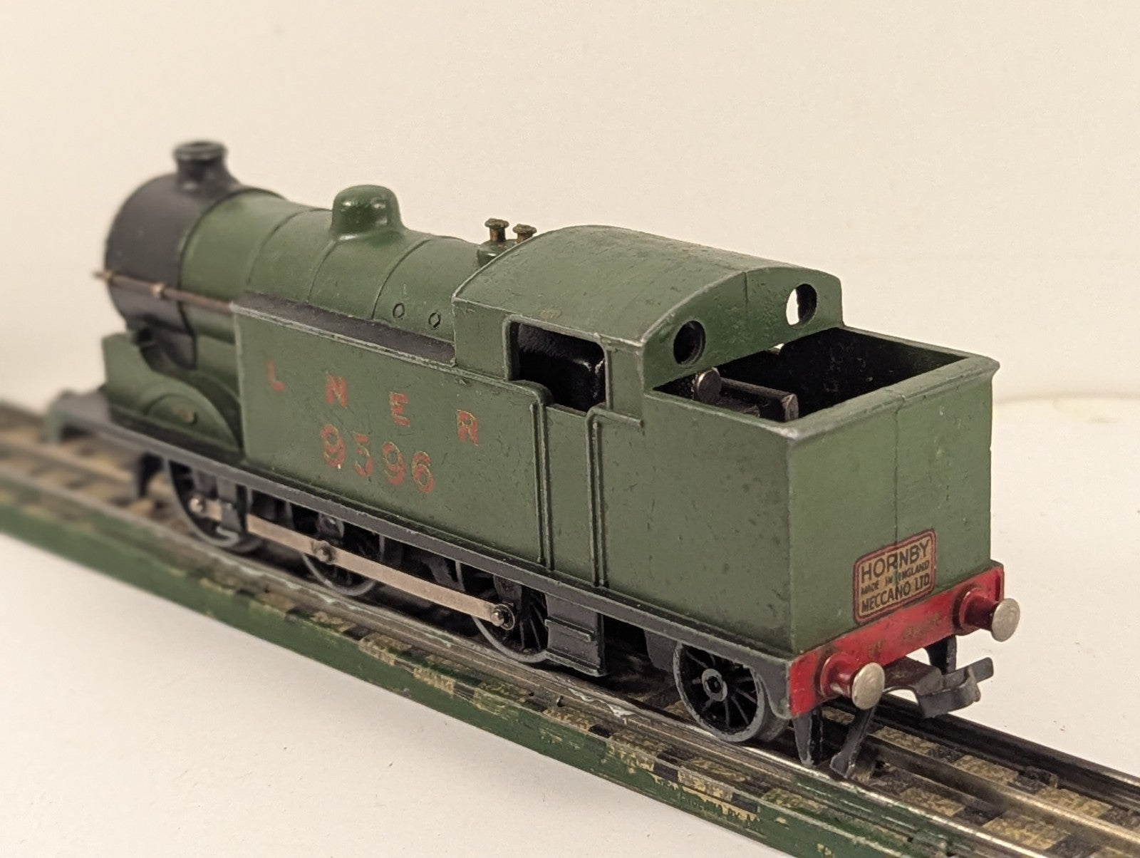Hornby Dublo EDL7 OO Gauge 3-Rail LNER 0-6-2T Locomotive 9596