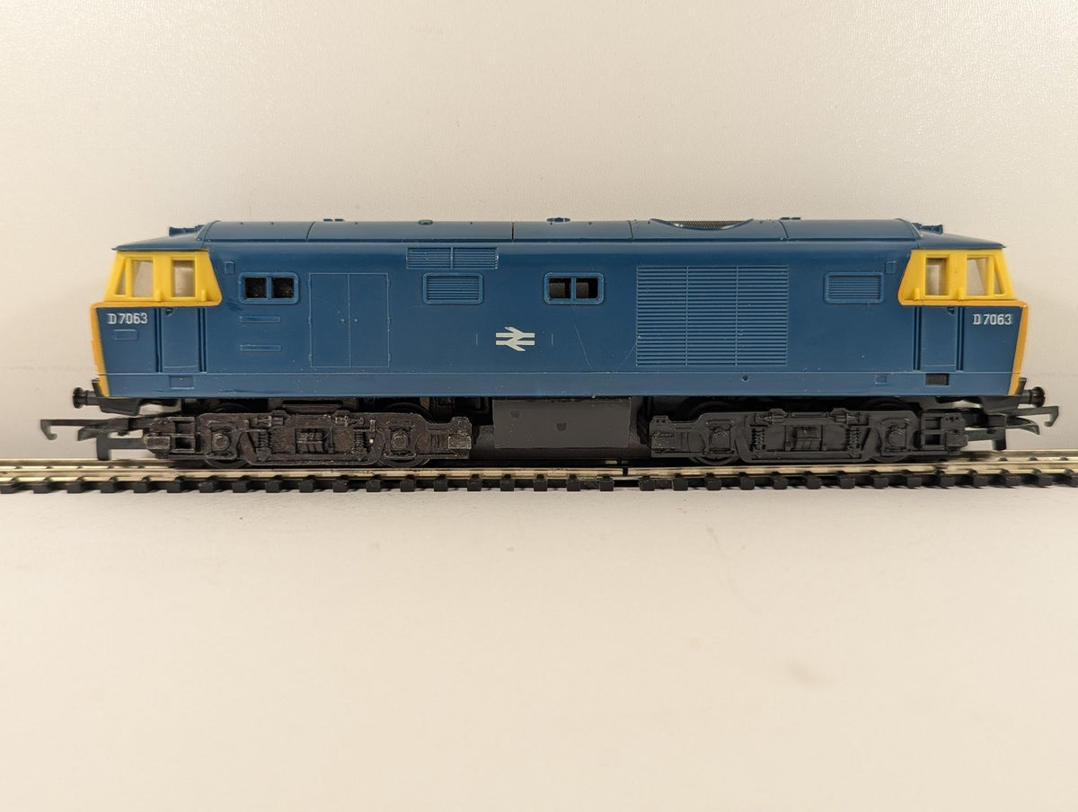 Tri-ang Hornby OO Gauge Class 35 Hymek Locomotive D7063 BR Blue