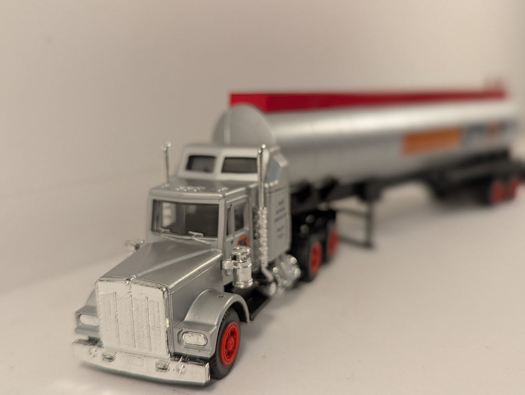 Con-Cor HO Scale Tractor + Trailer Santa Fe Railroad Model Truck SFTZ 254029