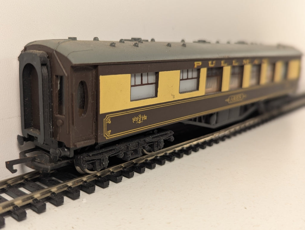 Wrenn OO Gauge Pullman Coach 'Aries' Passenger Coach Pullman Brown & Cream W3006