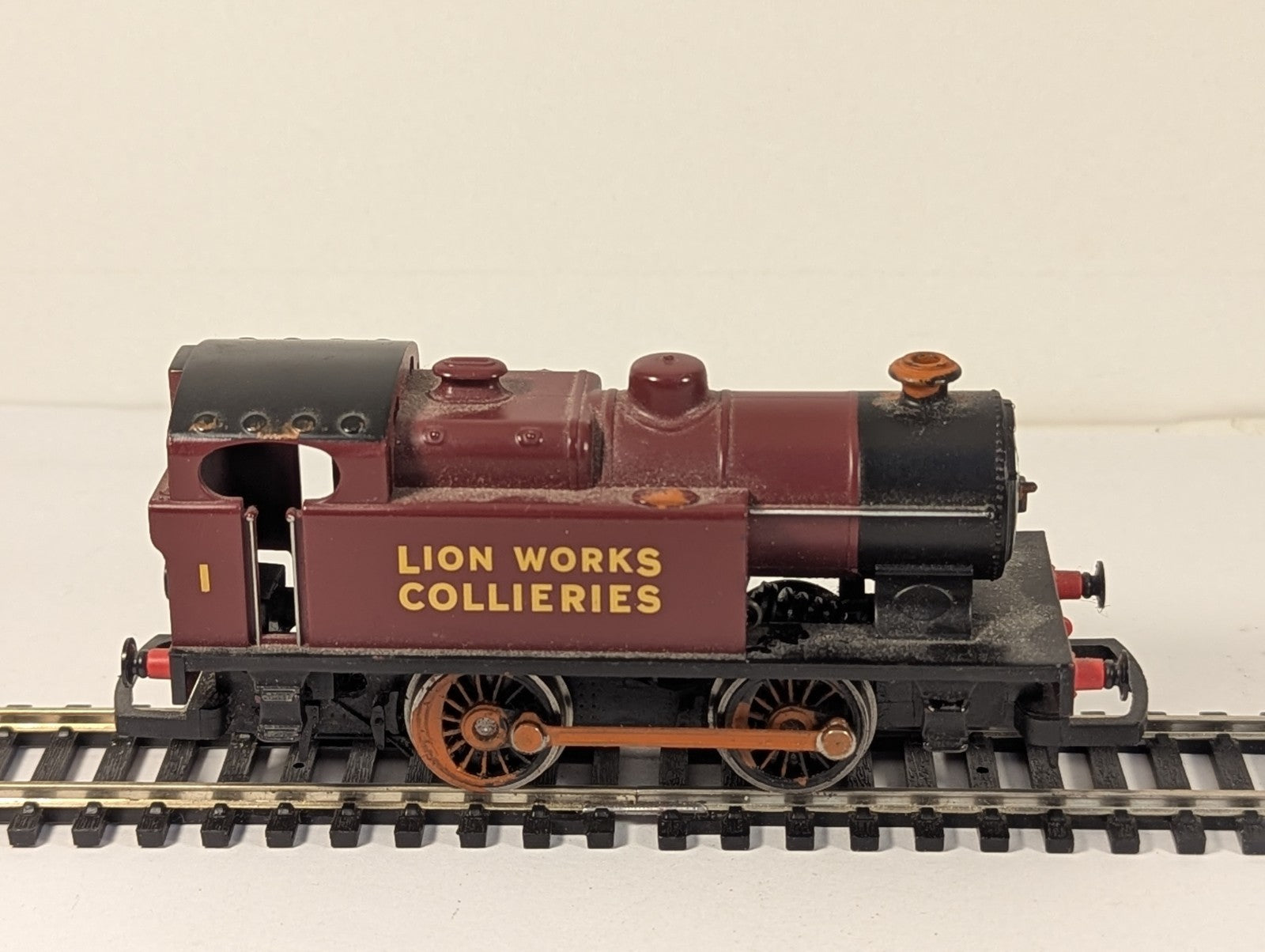 Hornby R2452 OO Gauge Class D 0-4-0T No. 1 Lion Works Collierie – Repainted part