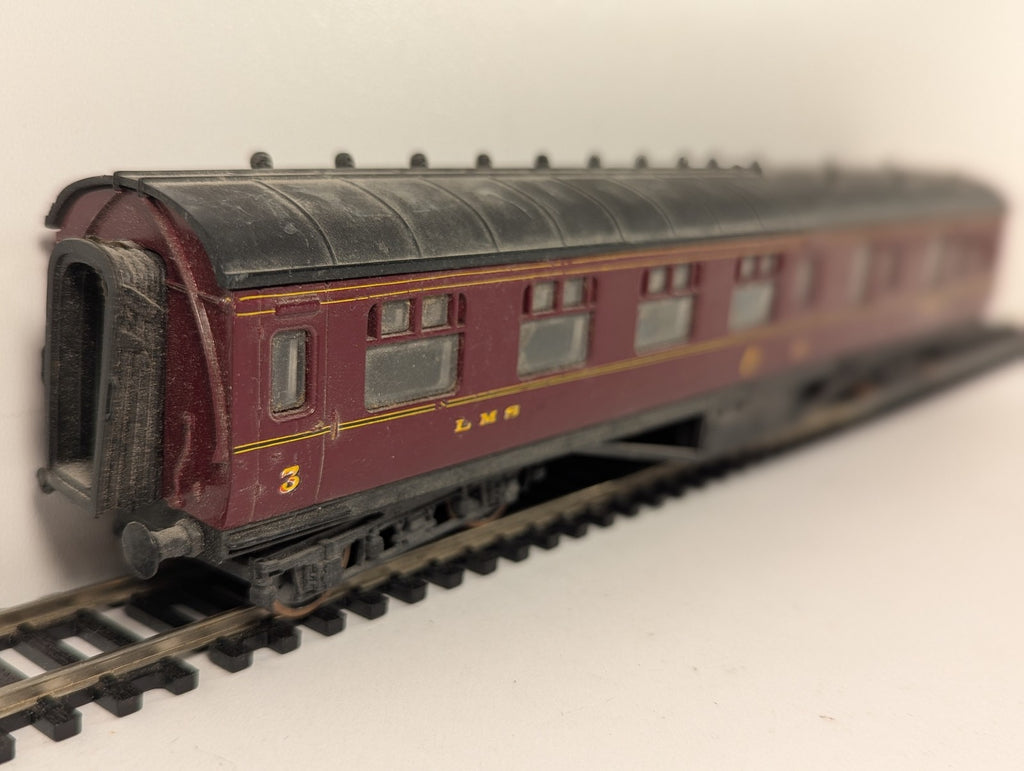 Airfix OO Gauge 57ft Corridor Brake Third Passenger Coach 5542 LMS Maroon 54251