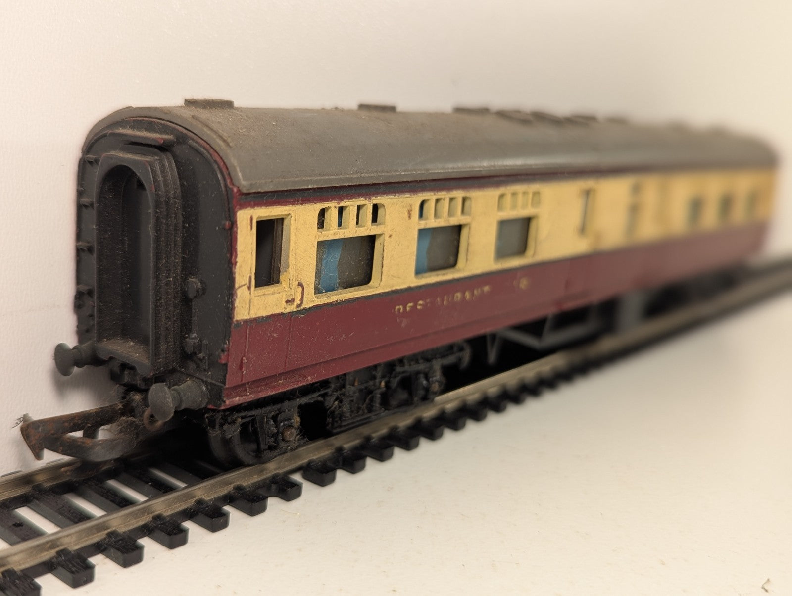 Tri-ang R224 BR Main Line Restaurant Car OO Gauge - Damaged Lettering