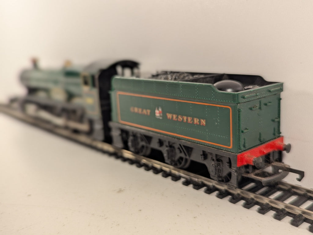 Hornby OO Gauge Class 4900 Albert Hall steam locomotive 4983 in GWR green livery on tracks