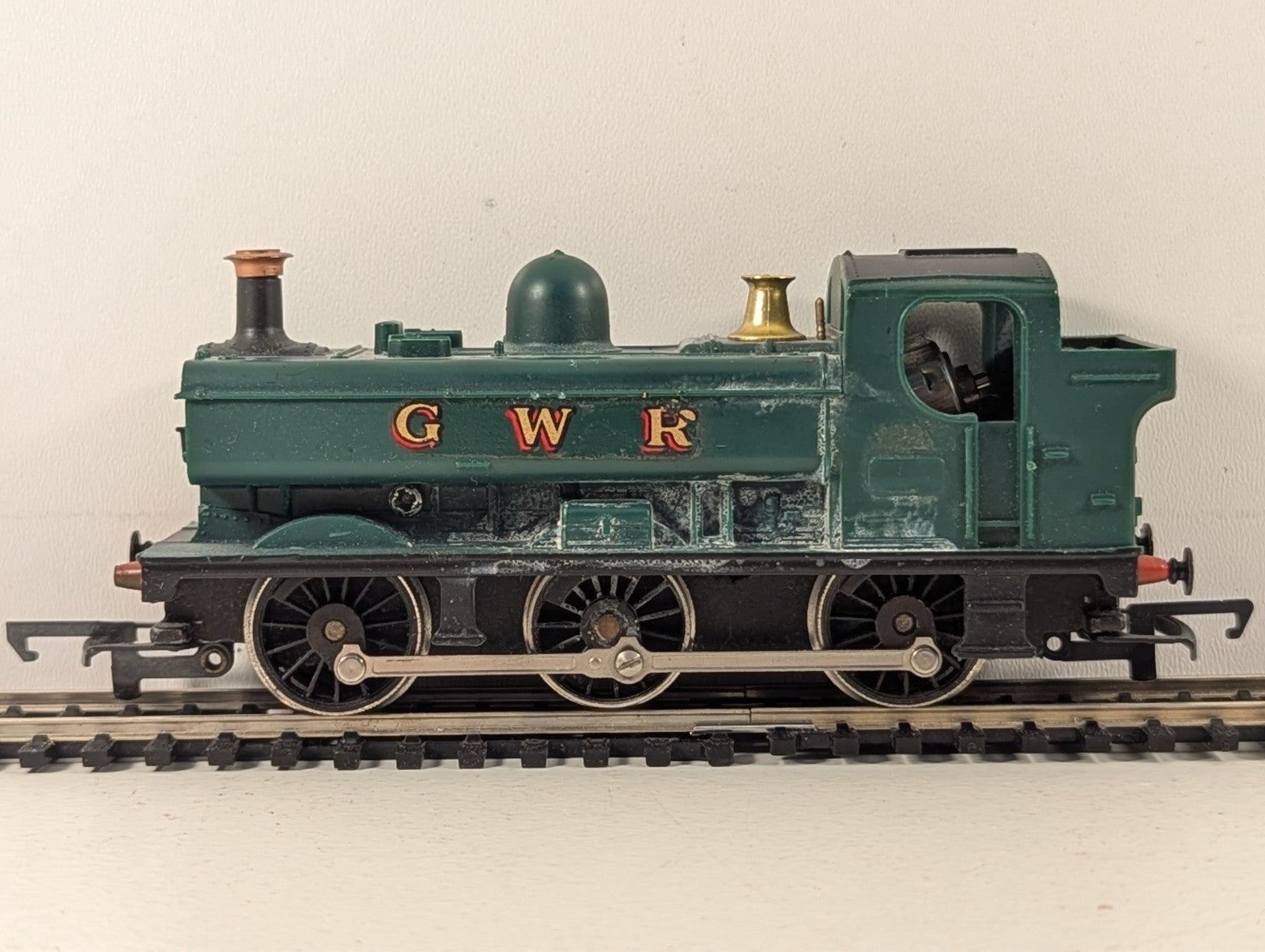 Hornby GWR Pannier Tank No. 8751 Steam Locomotive - Missing One Buffer head
