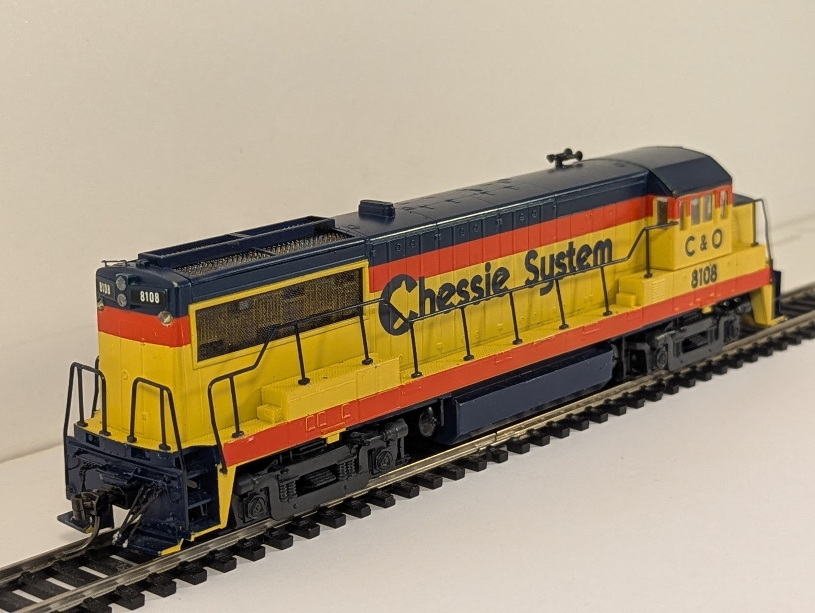 Kato GE U25B Diesel Locomotive Chessie System No. 8108 HO Gauge
