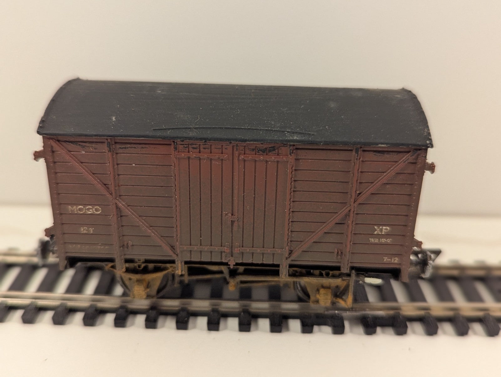 Bachmann 37-780 OO Gauge GWR 12T ‘Mogo’ Motor Car Van – BR Bauxite Weathered
