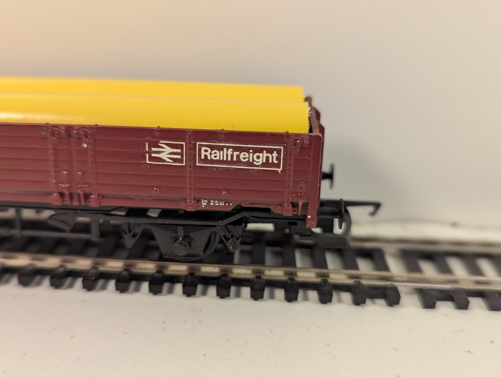 Hornby HO Gauge Pipe Load Wagon