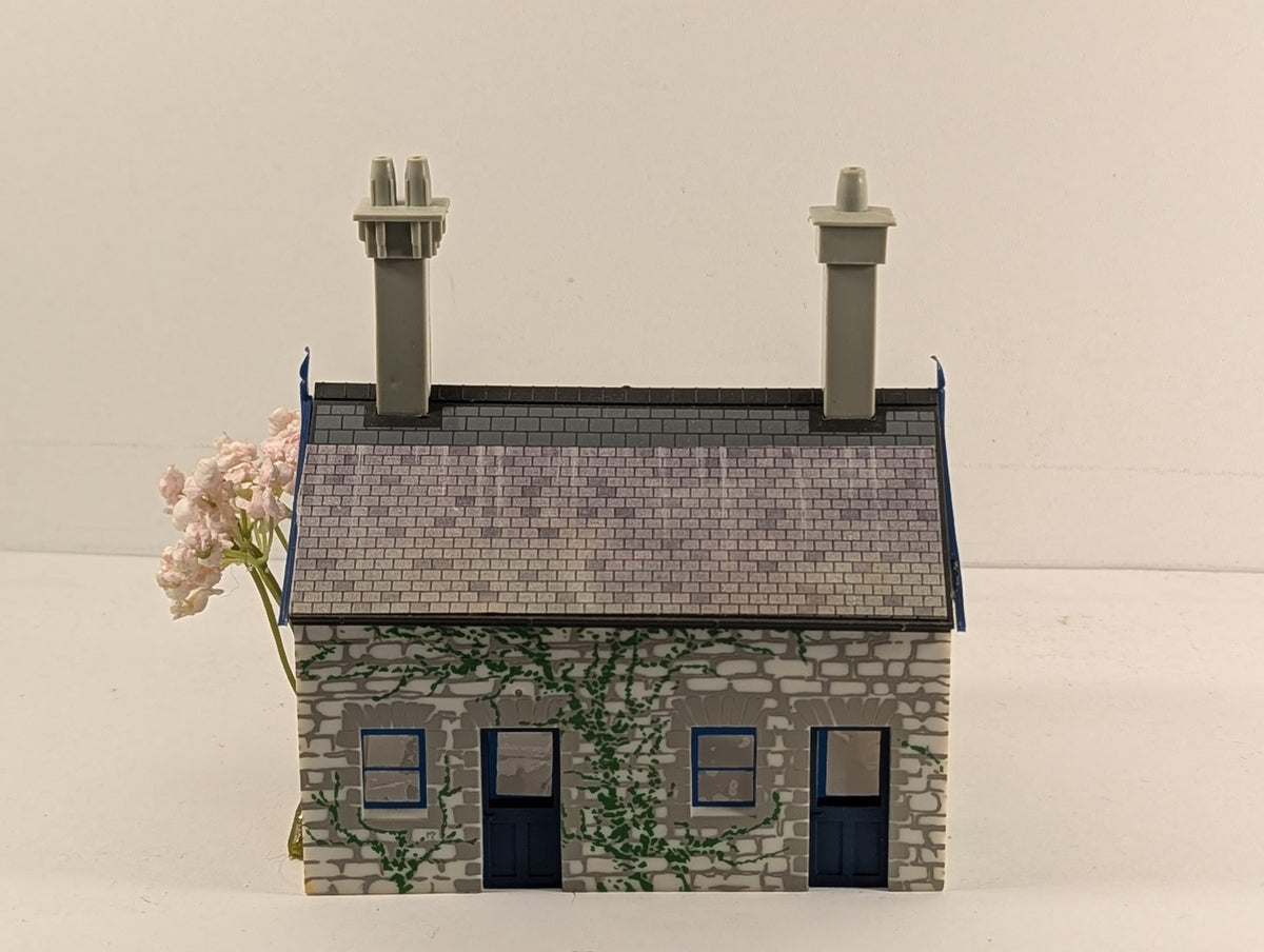 Hornby OO Gauge Country Cottage Building R501