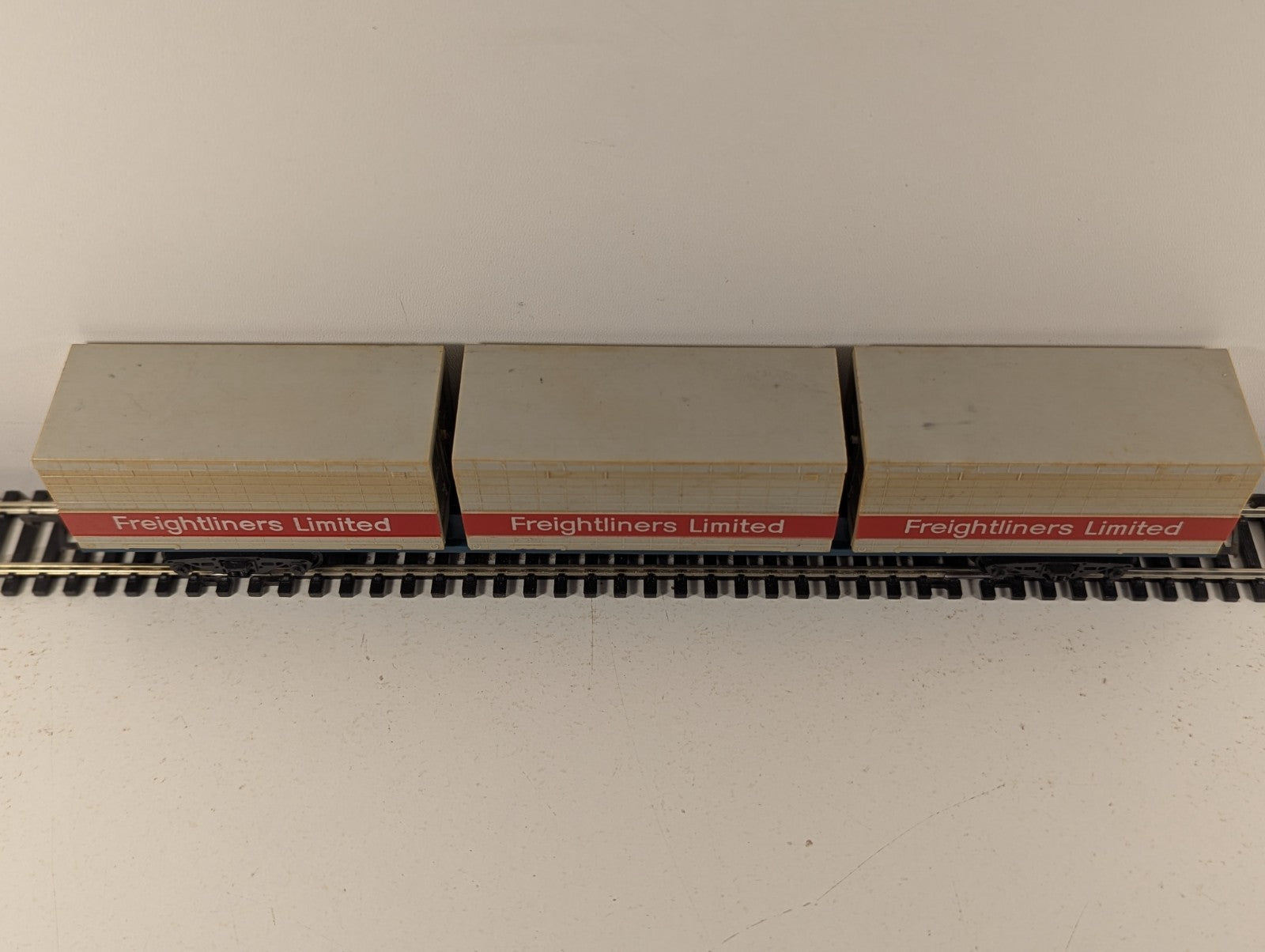Hornby OO Gauge Freightliner Flat Wagon with Three Containers