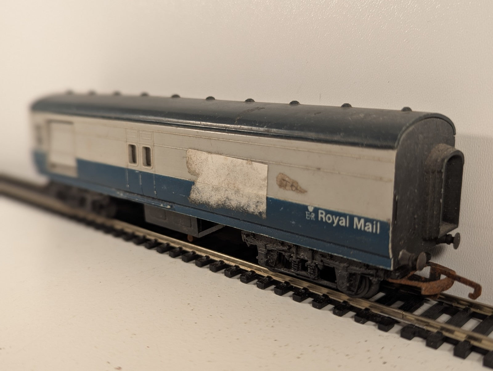 Tri-ang R23 OO Gauge Operating Mail Coach BR Blue & Grey