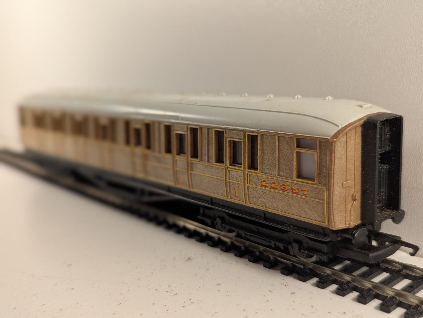 Hornby OO Gauge LNER Gresley Composite Coach Passenger Coach 22357 LNER Teak