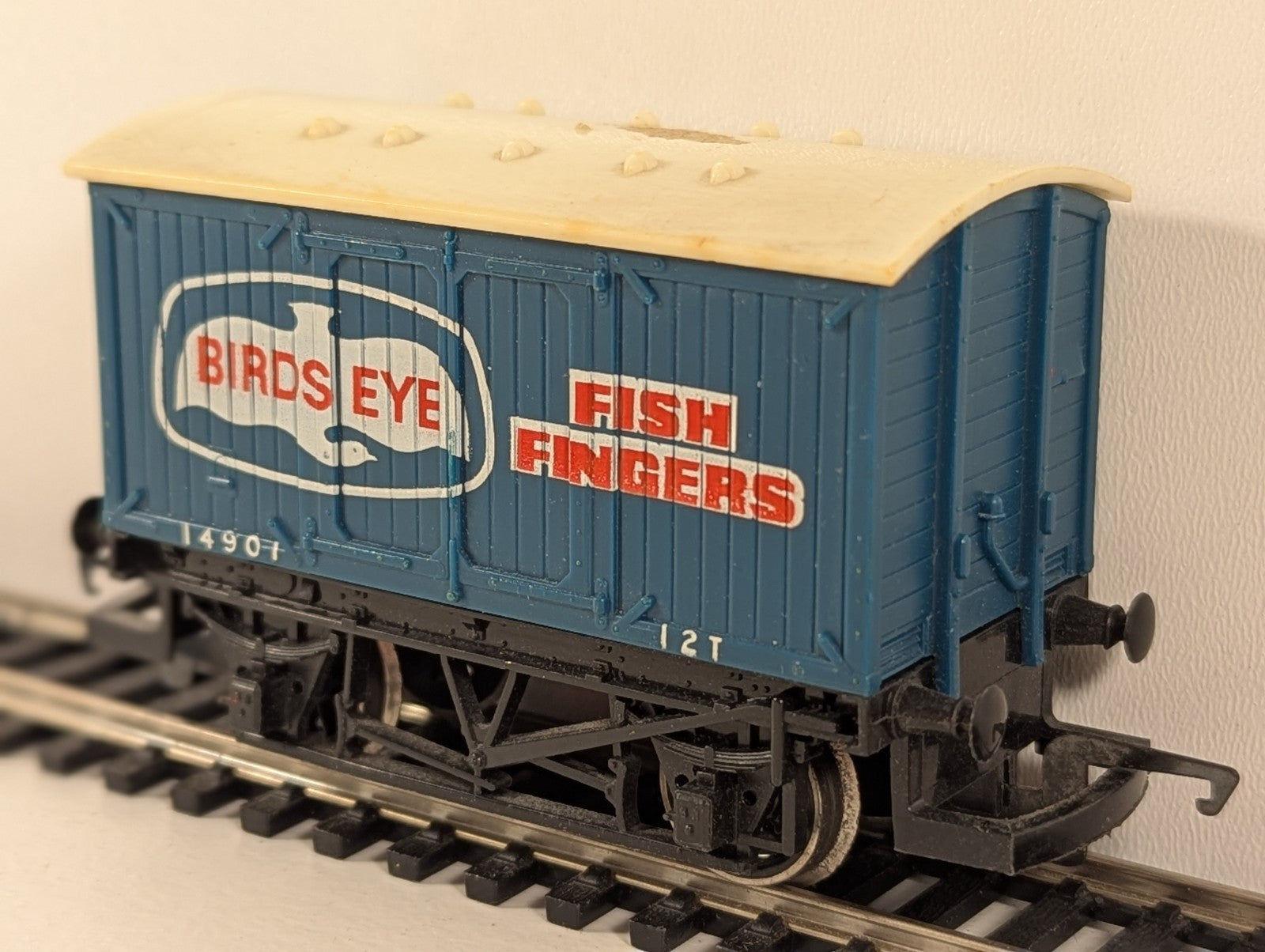 Hornby R105 Birds Eye Fish Fingers Van – OO Gauge