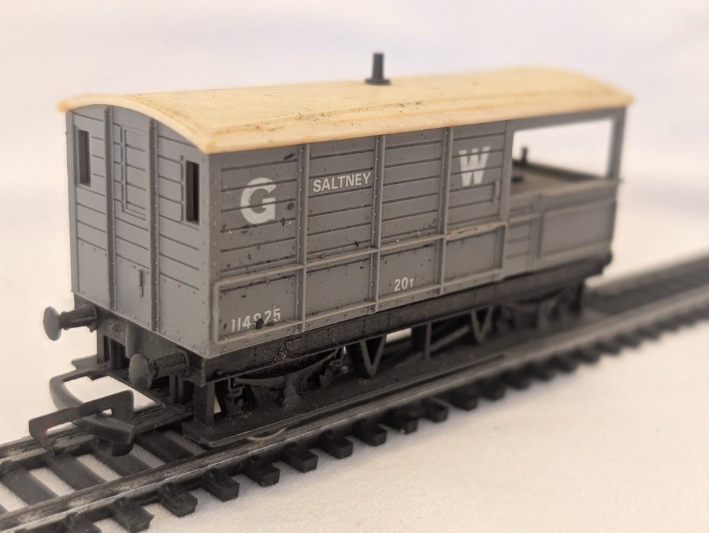 Hornby R018 OO Gauge GWR 20 Ton “Toad” Brake Van – Saltney
