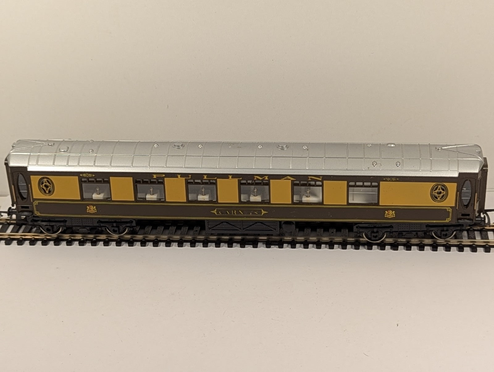 Hornby R223 OO Gauge BR Pullman 1st Class Coach Car 78