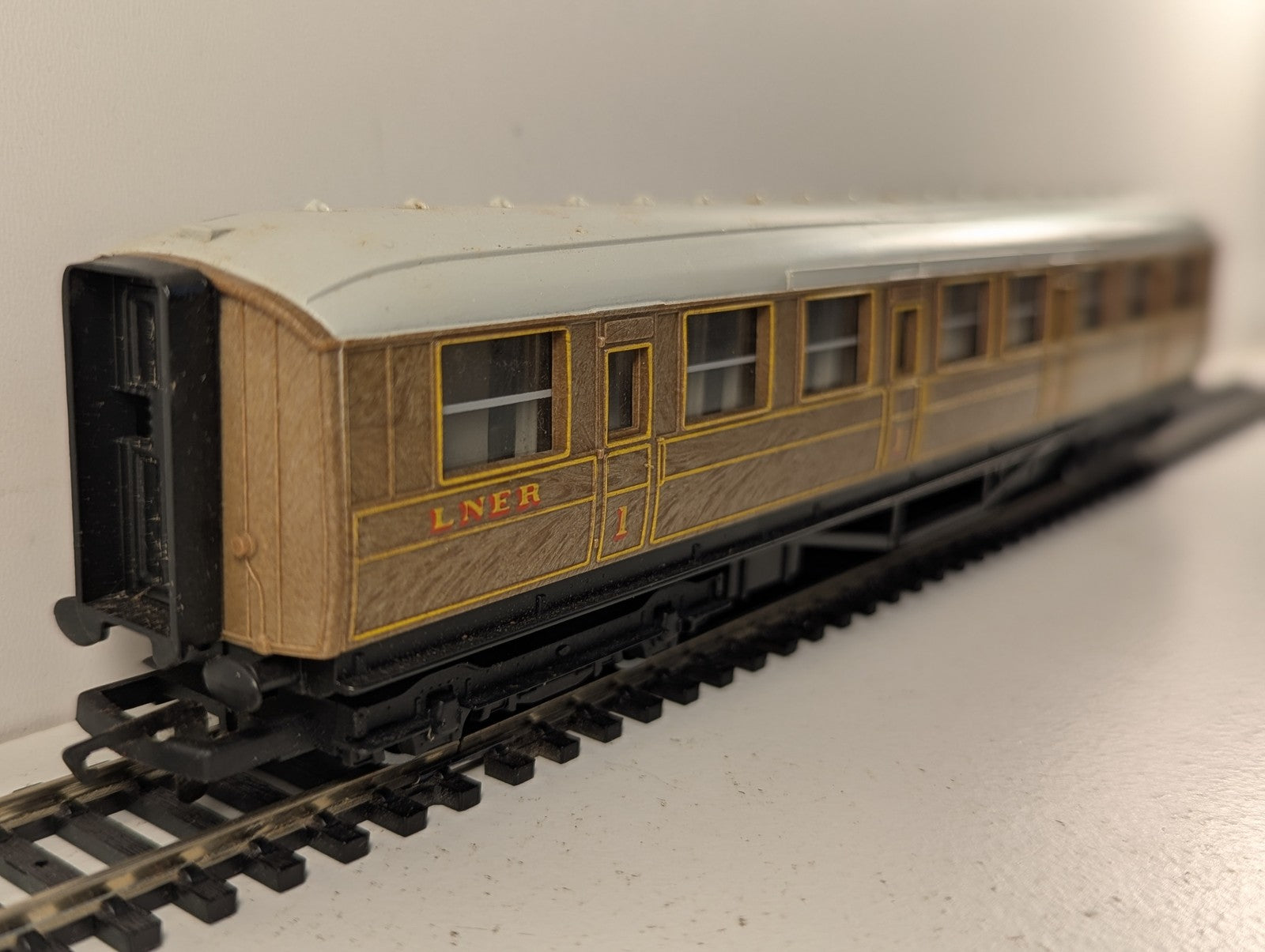 Hornby OO Gauge Gresley LNER Composite Coach Passenger Coach 22357 LNER Teak