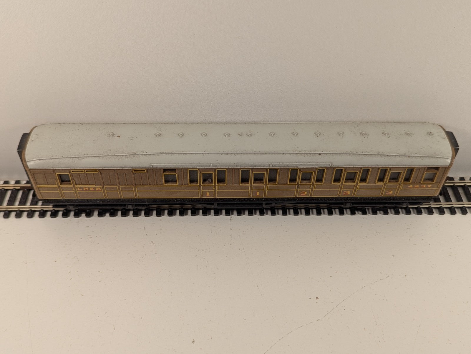 Hornby OO Gauge LNER Gresley Teak Brake Coach