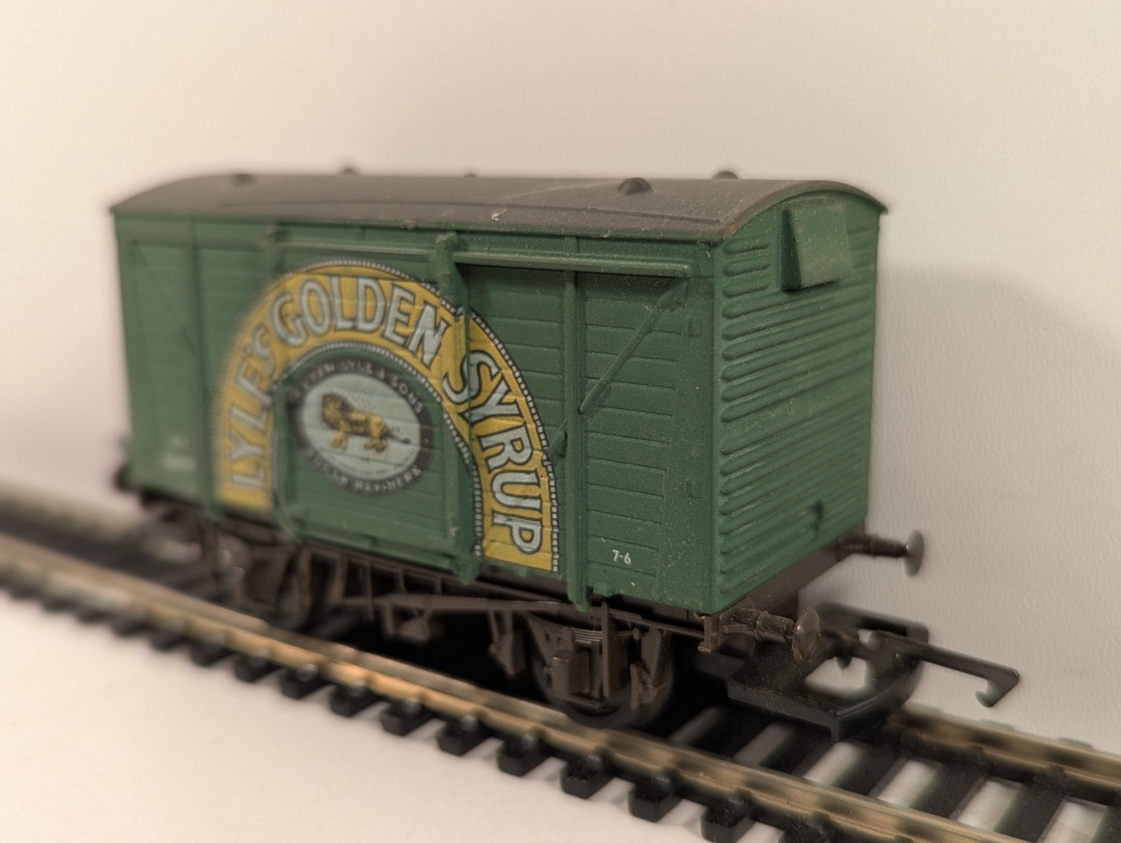 Airfix OO Gauge 54310 12T Wagon Lyle’s Golden Syrup Livery