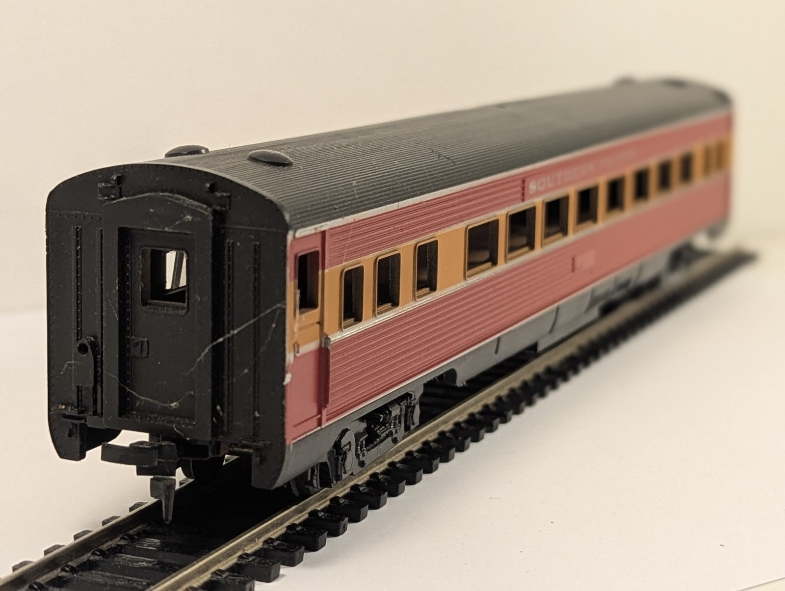 Con-Cor HO Gauge Streamlined Coach Southern Pacific Daylight