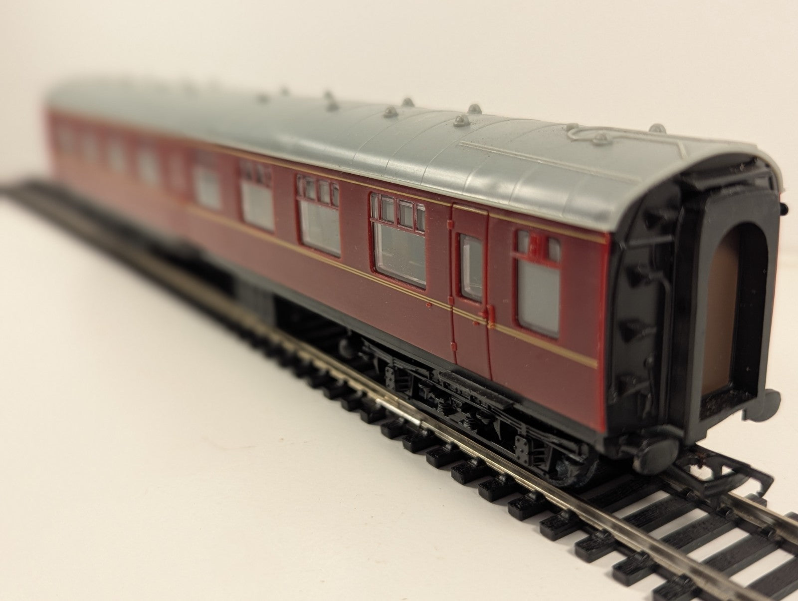 Hachette OO Gauge BR Mk1 Composite Corridor Coach Maroon (Needs a Clean)