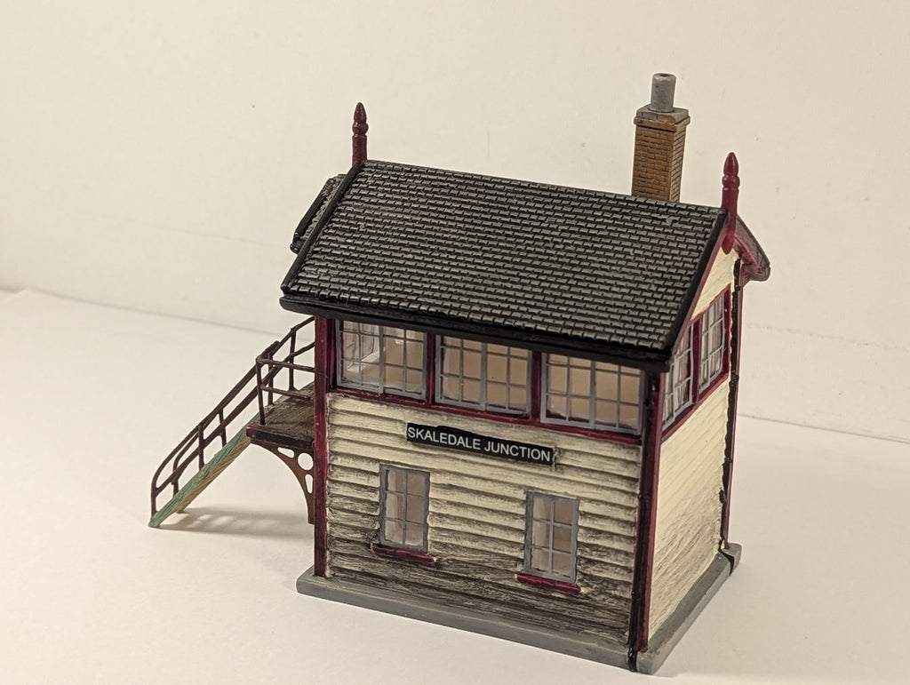 Hornby OO Gauge Skaledale Junction Signal Box Cream and Maroon R8224