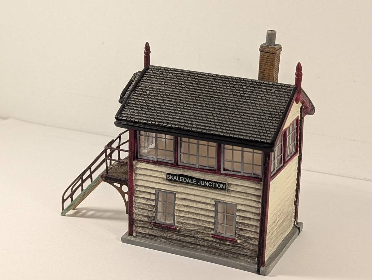 Hornby OO Gauge Skaledale Junction Signal Box Cream and Maroon R8224