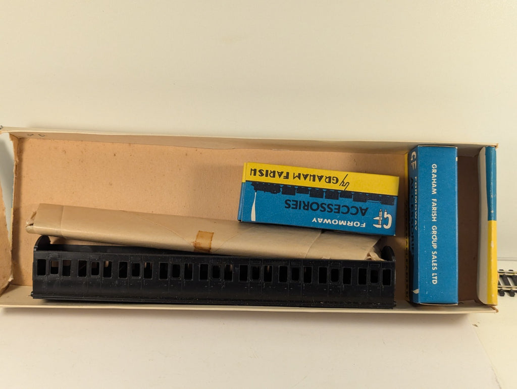Graham Farish Formoway OO Gauge Suburban Coach Kit Boxed