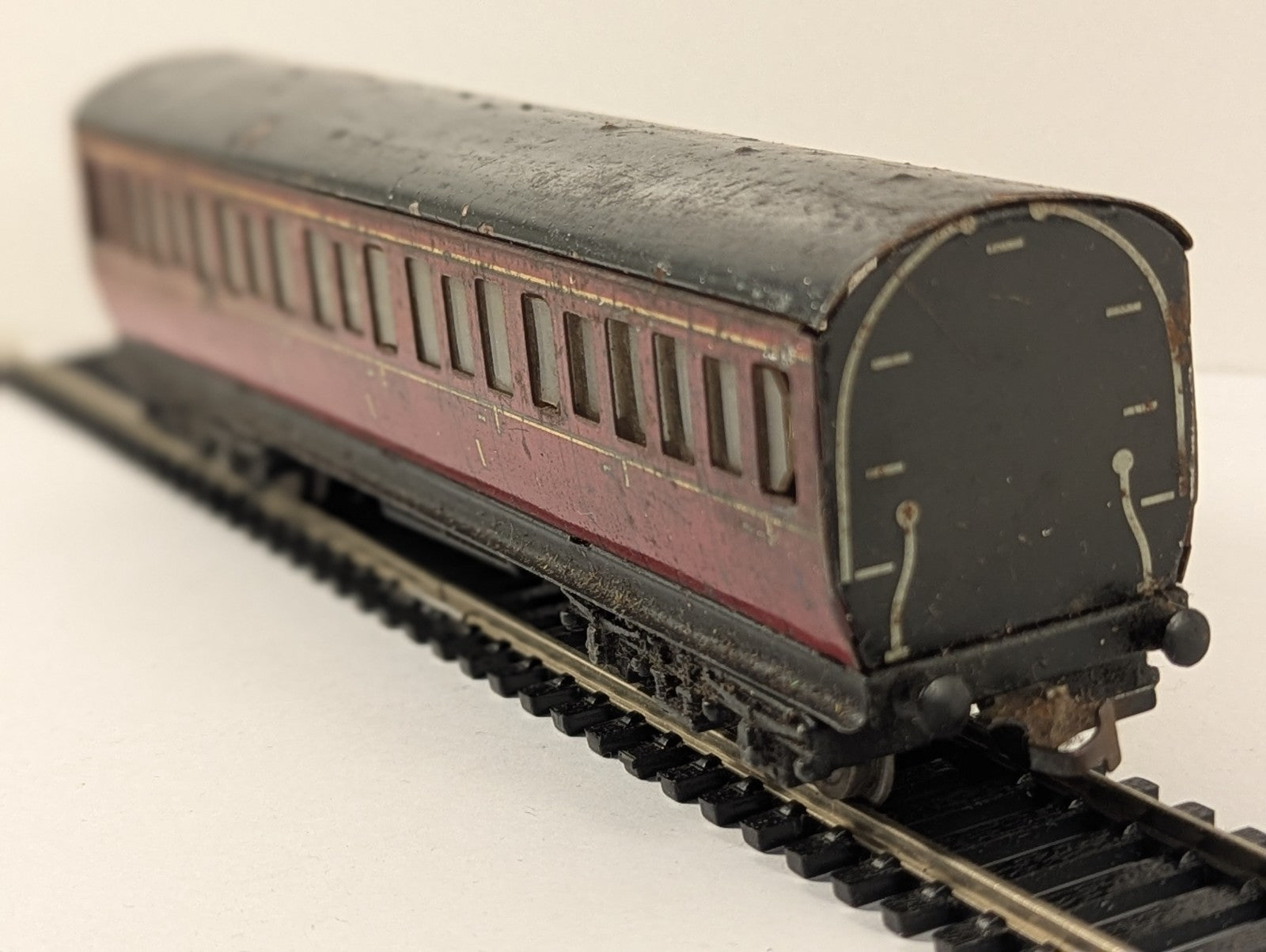Hornby Tinplate OO Gauge Maroon Suburban Coach