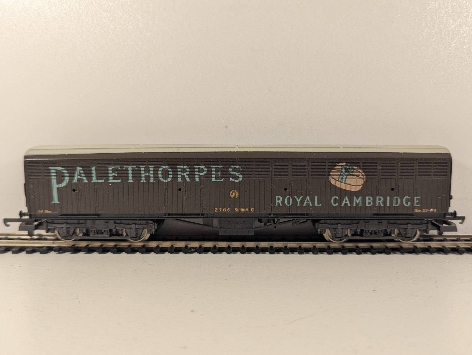 Lima OO Gauge GWR Siphon G Bogie Van Palethorpes 2766
