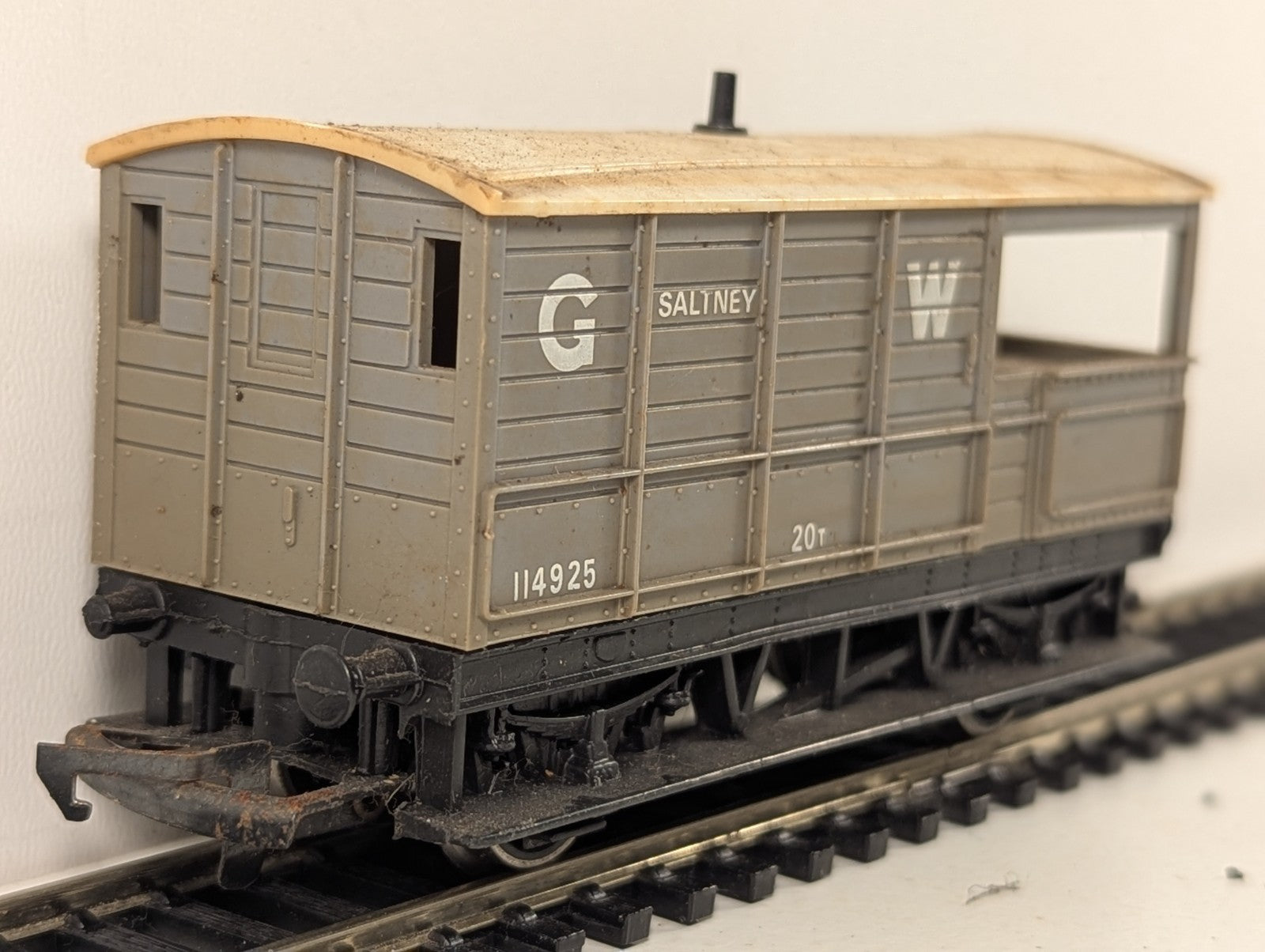 Hornby OO Gauge GWR 20 Ton 'Toad' Brake Van 'Saltney' 114925 GWR Grey