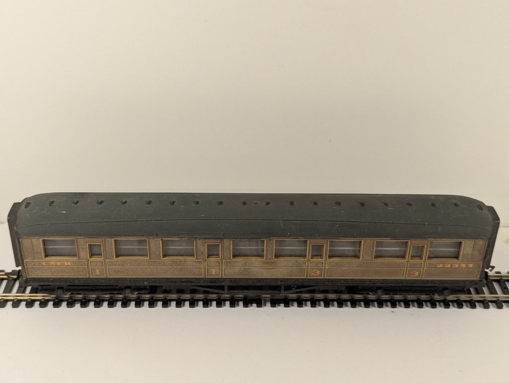 Hornby RailRoad OO Gauge LNER Teak Composite Coach Repainted Roof