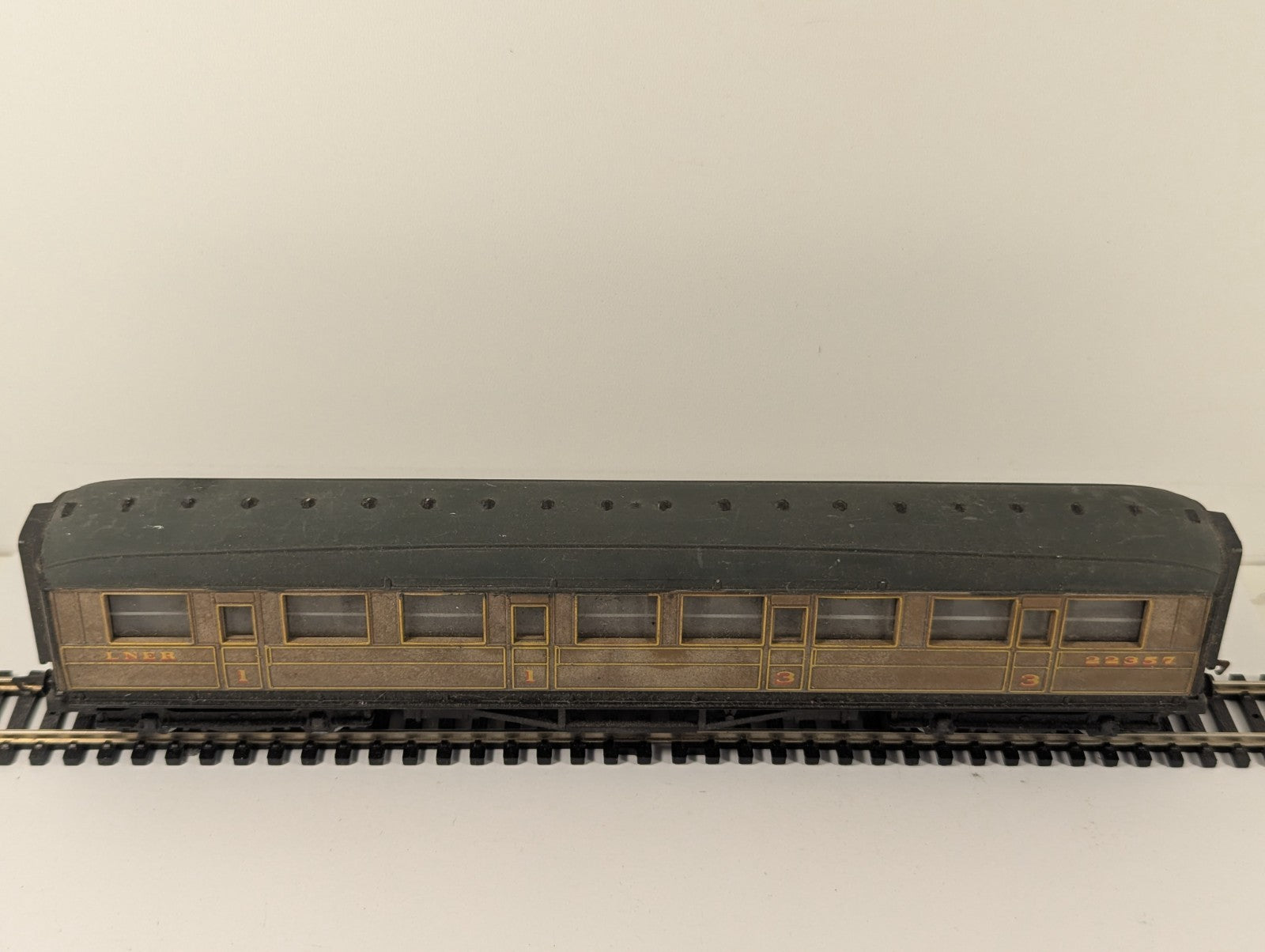 Hornby RailRoad OO Gauge LNER Teak Composite Coach Repainted Roof