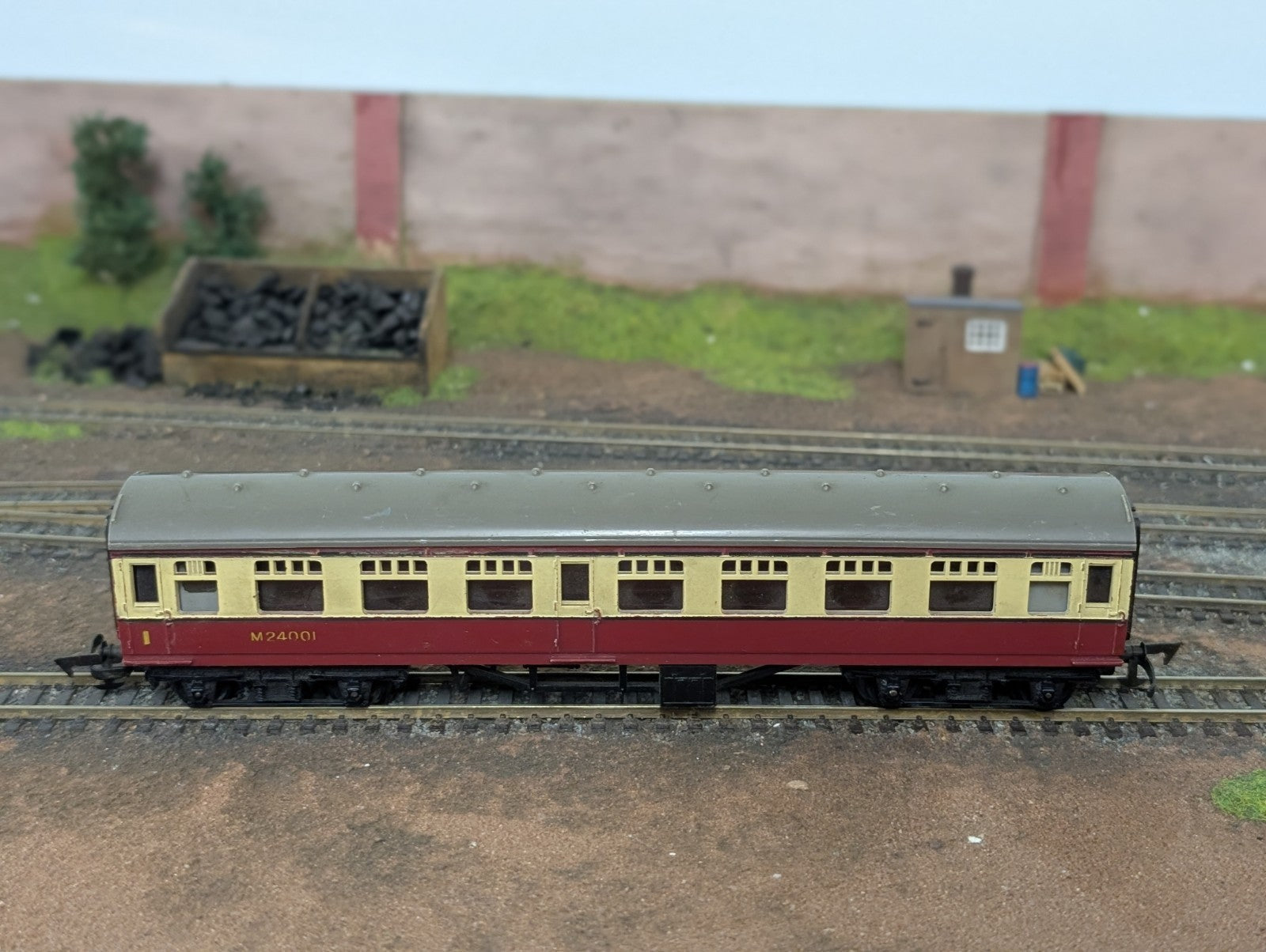 Tri-ang R29 OO Gauge BR Main Line Composite Coach M24001